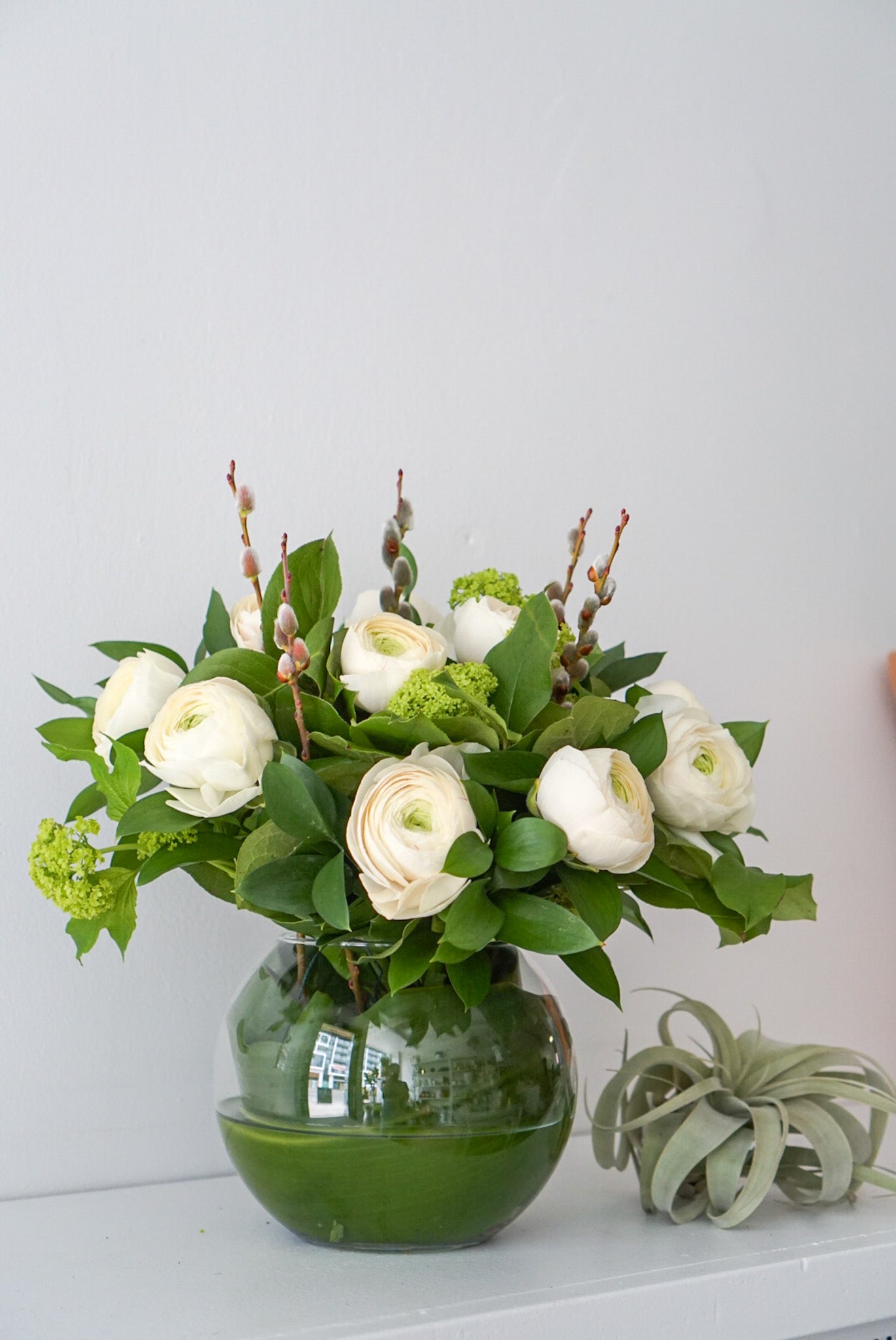 The Flower Nook a Toronto Florist using premium flowers that are professionally arranged, hand-delivered throughout Toronto and GTA